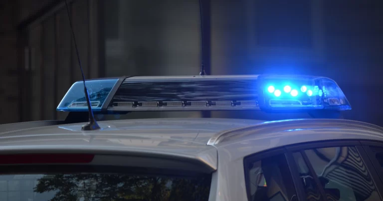 thc grenzwert Blaulicht auf dem Dach eines Polizeiwagens.